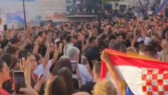 PEVAČ TOKOM NASTUPA POGOĐEN U GLAVU! Novi skandal neviđenih razmera u Hrvatskoj!