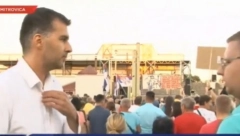 HLADAN TUŠ ZA SAVU MANOJLOVIĆA! Narod ga izviždao na protestu uz povike: Nećemo Savu! Dole Sava!"