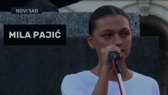 PODRŽALA REZOLUCIJU O “GENOCIDU” U SREBRENICI I VELIČALA OLUJU Antisrpska aktivistkinja Mila Pajić predvodila opozicioni protest u Novom Sadu! (VIDEO)