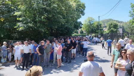 SRBI SE OKUPLJAJU U KOSOVSKOJ MITROVICI Kurti naredio udar, dvojica Srba, Albanci dovezli teške kamione