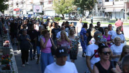 DVOJICA SRBA PUŠTENA NAKON PRIVOĐENJA U KOSOVSKOJ MITROVICI: Građani sa srpskim zastavama krenuli ka glavnom mostu na Ibru, ali protest završen u centru