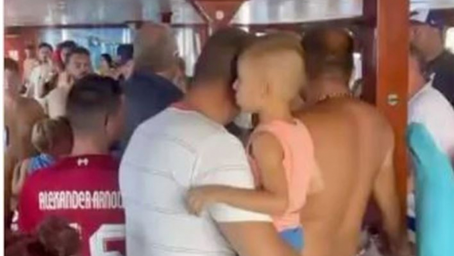 DRAMA SRPSKIH TURISTA NA LEFKADI: Posada broda neće da ih vrati na kopno, pozvala policija! (VIDEO)