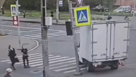 DA LI JE OVA ŽENA NAJVEĆI BAKSUZ IKADA ? Doživela jezivu nesreću na pešačkom prelazu, prolaznici poleteli da joj pomognu! (VIDEO)