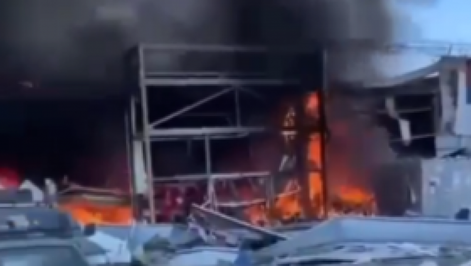POGOĐEN SUPERMARKET U UKRAJINI Poginulo devet osoba, hitno se oglasio Zelenski (VIDEO)