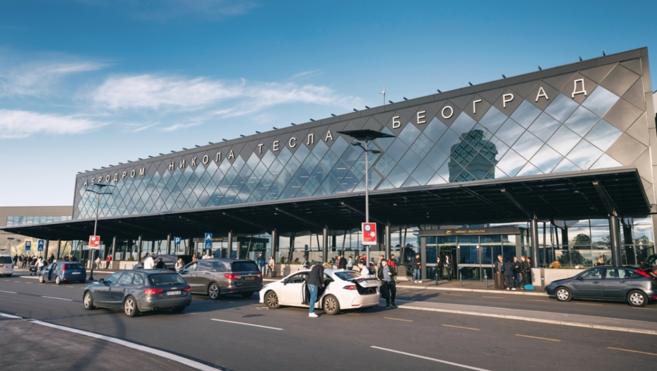 DRAMA NA AERODROMU Putnik umro u avionu iz Tivta za Beograd