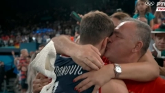 NAJLEPŠA SLIKA OLIMPIJSKIH IGARA Bogdanović u zagrljaju sestre, oca i uplakane majke slavi bronzu (FOTO)