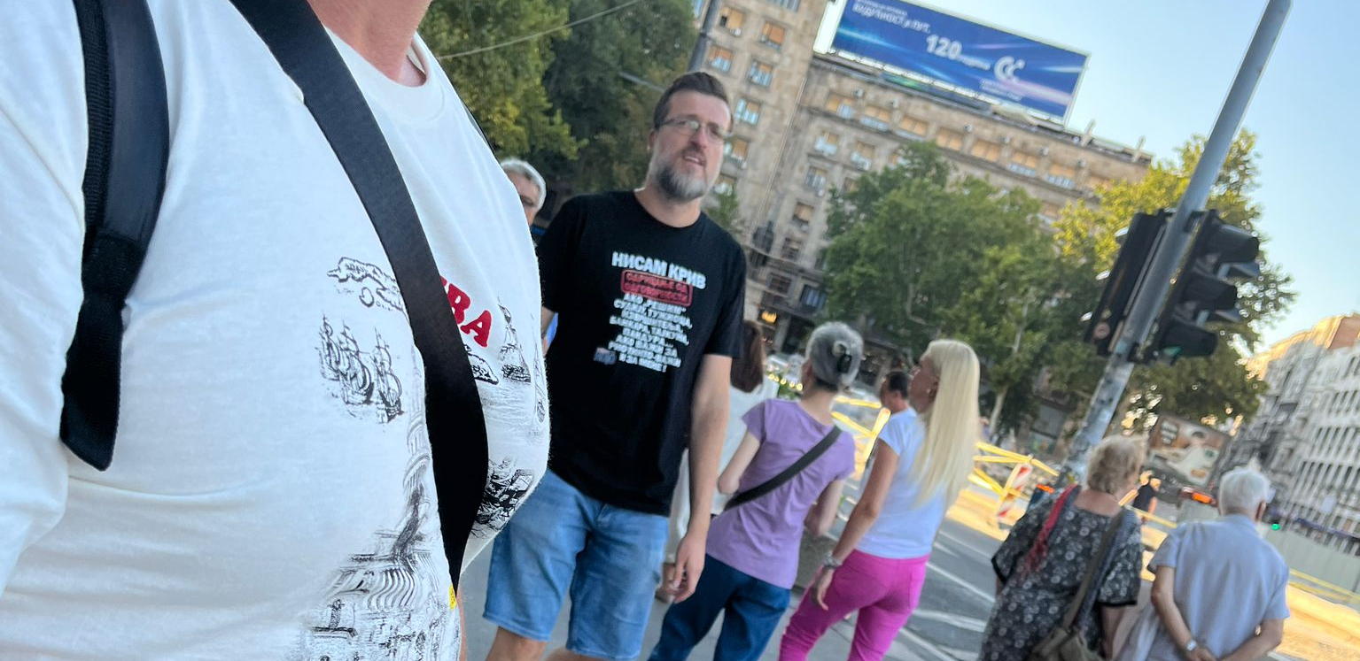 STIGAO NASILNIK SA VEŠALIMA Srđan Nogo na protestima u Beogradu