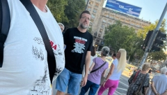 STIGAO NASILNIK SA VEŠALIMA Srđan Nogo na protestima u Beogradu