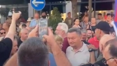 P***O PRODANA! Nestorovića psuju, skandiraju mu i zvižde na protestu u Beogradu! (VIDEO)