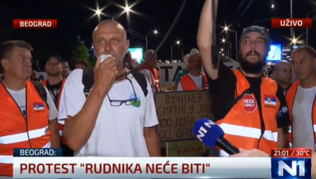 OPOZICIJA BLOKIRA ŽELEZNIČKU STANICU "PROKOP" KOJU JE SAGRADIO VUČIĆ NAKON 50 GODINA TAVORENJA! (VIDEO)