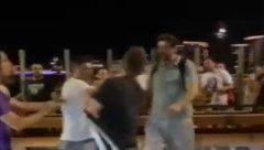 IZBIO HAOS NA PROTESTU OPOZICIJE! Brutalno nabadanje u glavu i šutiranje, prizor je jeziv! (VIDEO)