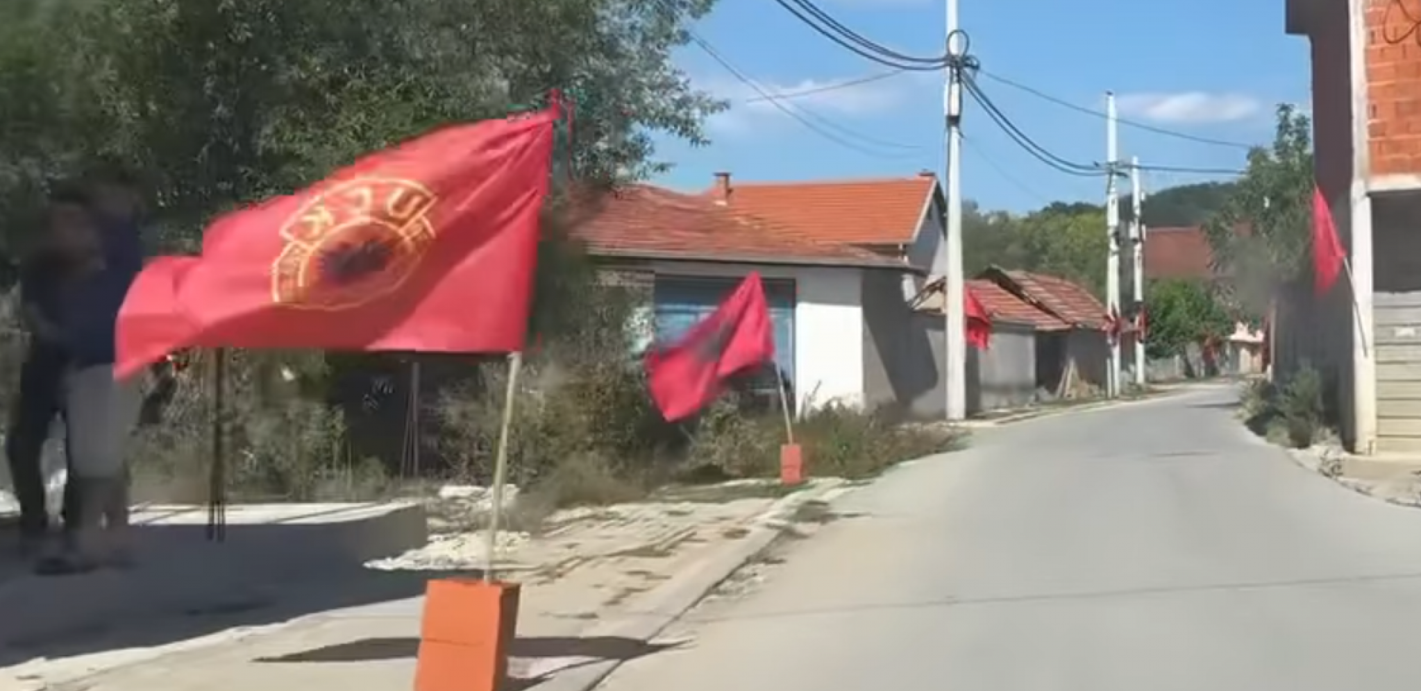 PRIMITIVIZAM NA NAJVIŠEM NIVOU! Selo u kojem sahranjuju albanskog ubicu okićeno zastavama UČK (VIDEO)