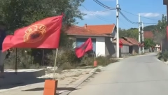 PRIMITIVIZAM NA NAJVIŠEM NIVOU! Selo u kojem sahranjuju albanskog ubicu okićeno zastavama UČK (VIDEO)