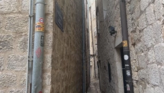 NIKADA NISAM VIDEO OVAKO MALU ULICU Turisti u šoku, a kada vide kako se zove - MORAJU da je slikaju! (FOTO)