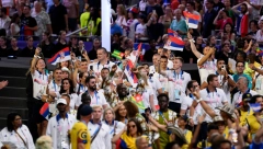 SPEKTAKL NA ZATVARANJU OI Tom Kruz sleteo na stadion i odneo zastavu u LA (FOTO)