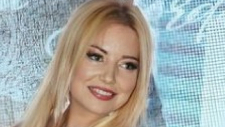 PEVAČICA UMALO PALA NA BINI Jedva se zadržala na nogama, iz publike se čuo vrisak, evo šta se desilo