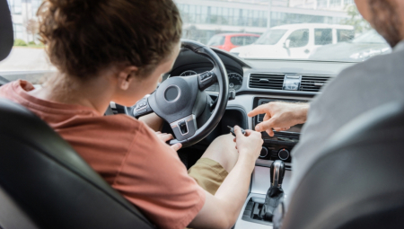 MOŽE DA VAS SPASI Jeste li ikada primetili mali ključ iza volana?