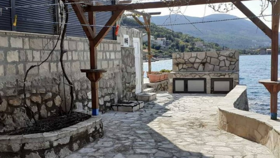 "RUSI SU MI DOŠLI DO VRATA..." Naša poznata pevačica ima velike probleme zbog kuće u Crnoj Gori: "Sve je propalo"