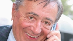 OŽENIO 49 GODINA MLAĐU LEPOTICU, PA NAKON DVA MESECA PREMINUO Austrijski mutimilijarder (91) se venčavao 5 puta, a samo nju je ostavio u suzama