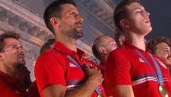 POSEBNA LUDNICA Đoković izašao na balkon, skinuo medalju, Beograd U TRANSU (VIDEO)