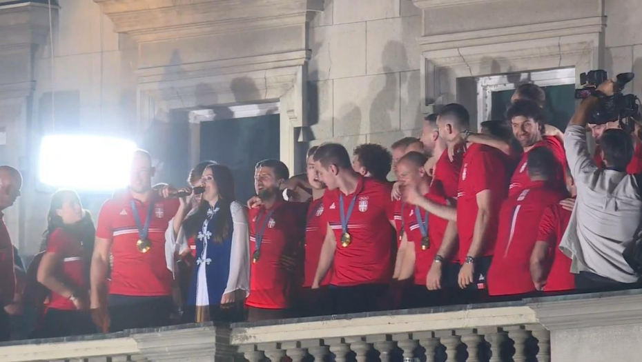 "VESELI SE SRPSKI RODE" SE ORI BEOGRADOM Srbi uglas pevaju sa Danicom, Novak ne može da sakrije emocije
