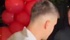 BOGDAN DRUGAČIJI OD DRUGIH Bogdanovića saletali obožavaoci na proslavi medalje (VIDEO)