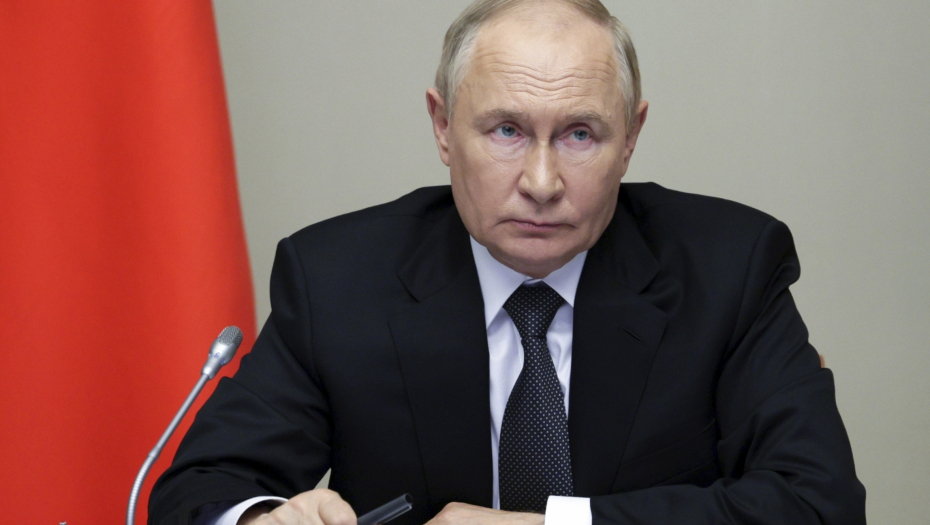 CRNA MAČKA NIJE SMELA DA PREĐE PUT PUTINU Hit snimak iz Rusije (VIDEO)