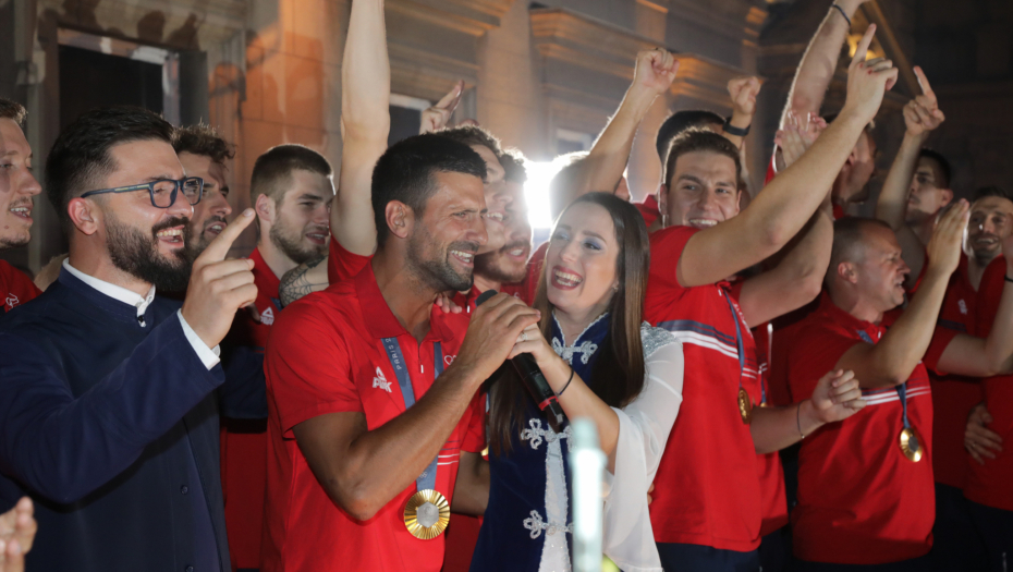 OVAKO JE NASTALA OMILJENA PESMA NOVAKA ĐOKOVIĆA! Svaku pobedu slavi uz stihove "Veseli se, srpski rode", a evo ko ju je napisao!