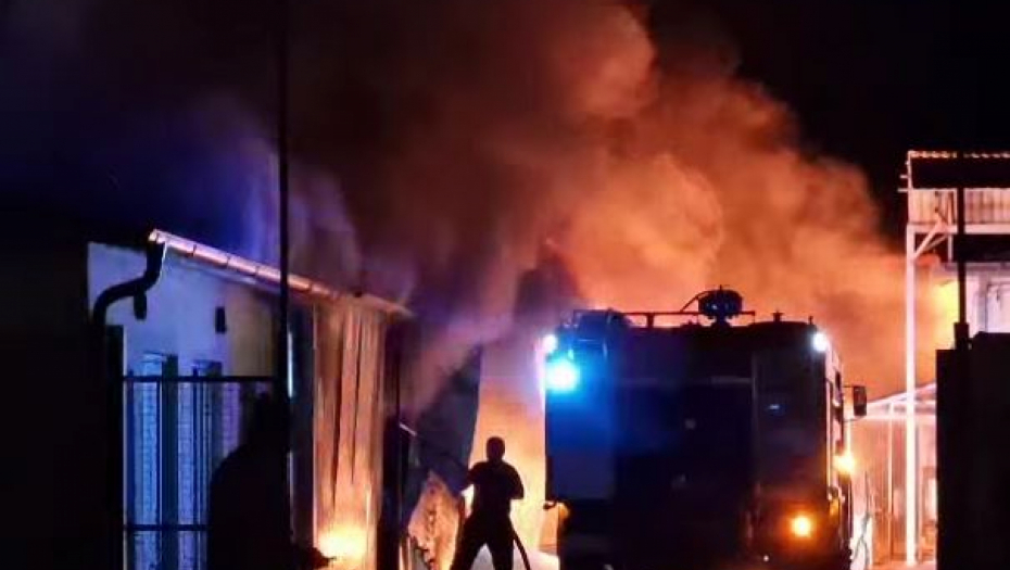 ZAPALIO SE AUTOMOBIL U BIJELOM POLJU: Požar se proširio i na fabriku (VIDEO)