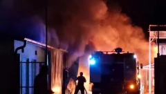 ZAPALIO SE AUTOMOBIL U BIJELOM POLJU: Požar se proširio i na fabriku (VIDEO)