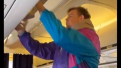 SVI PUTNICI IZ AVIONA GLEDALI U NJEGA! Nije imao dovoljno mesta da spakuje sve, pa uradio OVO, hit! (VIDEO)