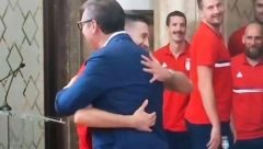 HIT SNIMAK Novi šou Alekse Avramovića: Pozdrav sa predsednikom Vučićem oduševio sve, ni Jokić nije ostao imun na to (VIDEO)