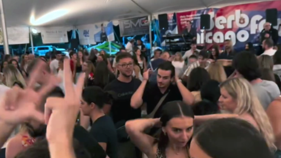 OBRTALI SE PRASIĆI NA RAŽNJU, IGRALO SE KOLO USRED ČIKAGA! Srbi sa Kinezima, Rusima i Amerikancima ludovali na poznatom Serb Festu! (VIDEO)
