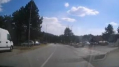 NIJE SLUTIO ŠTA ĆE SLUČAJNO SNIMITI KAMERA IZ AUTA! Šok na Divčibarama, u sekundi izbegnuta tragedija (VIDEO)