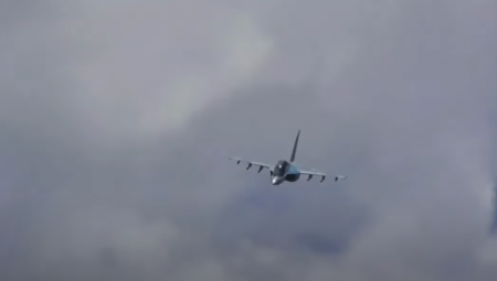 RUSIJA PREDSTAVILA MODERNIZOVANI BORBENI AVION Očekuje se poleti 2025. godine (VIDEO)