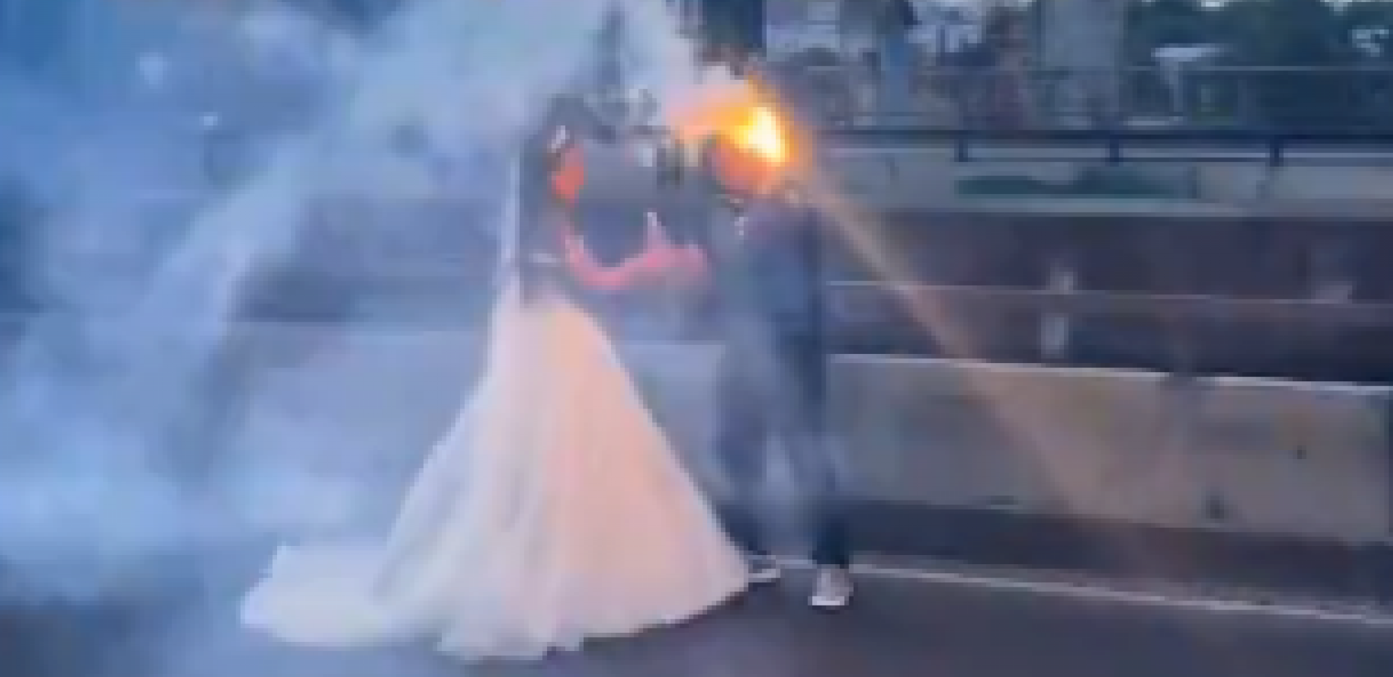 ''MLADA PALI BAKLJU, SAMA SKIDA JABUKU'': Najluđa kolona svatova blokirala Pančevac, svi snimali ŠTA radi nevesta! (VIDEO)