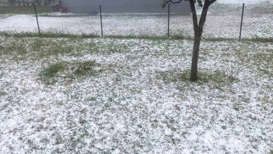 POGLEDAJTE HAOS OD NEVREMENA U SRBIJI Grad tukao po usevima, ulice Prijepolja pod vodom! (FOTO/VIDEO)