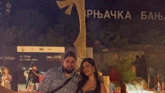 JOVIČIĆ RUKU POD RUKU SA VERENICOM Poznati režiser prošetao crvenim tepihom sa lepom glumicom, ovaj detalj privukao veliku pažnju