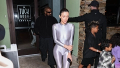 ŽENA KOJA SE NIKAD NE OBLAČI DOŠLA U DIZNILEND  Posetiocima će ovaj prizor sigurno ostati u sećanju