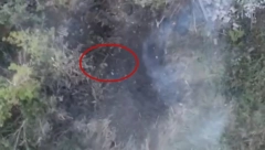RUSKI VOJNIK GLAVOM NABADA DRON Nezabeležen snimak sa fronta, pogledajte šta se desilo posle EKSPLOZIJE (VIDEO)
