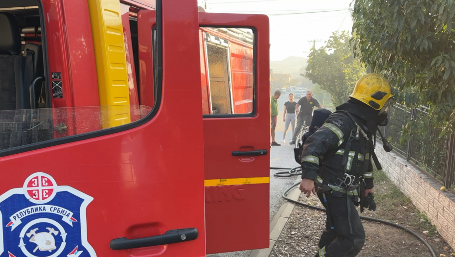IZGOREO AUTOMOBIL NA AUTO - PUTU Vatrogasci na licu mesta (VIDEO)