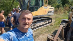 VUČIĆ UVEK DRŽI REČ Obećao Draganu da mašine stižu u ponedeljak, one stigle već danas! (FOTO)