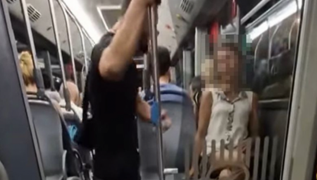 JEZIVA TUČA NA LINIJI 18 Posle svađe muškarac napao i udario ženu u glavu usred autobusa!