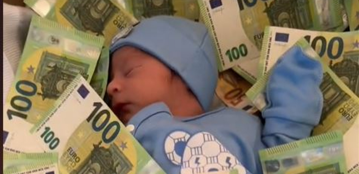 NOVČANICE OD 100 EVRA PADAJU NA SVE STRANE Po tek rođenoj bebi bacaju pare, ovaj snimak je zapalio mreže (VIDEO)