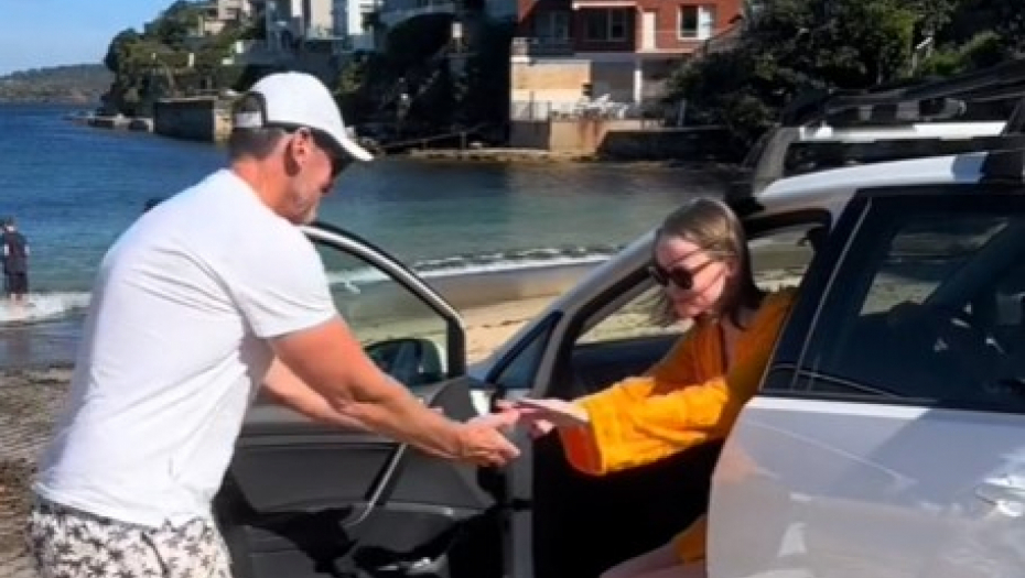 ZBOG RETKE BOLESTI 6 GODINA PROVELA U MRAČNOJ SOBI Emotivan snimak devojke kako napokon izlazi na sunce oduševio milione!