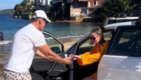 ZBOG RETKE BOLESTI 6 GODINA PROVELA U MRAČNOJ SOBI Emotivan snimak devojke kako napokon izlazi na sunce oduševio milione!