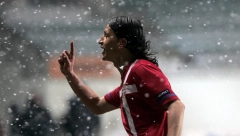 ČEKA GA FOTELJA Čuveni srpski fudbaler bi mogao da postane potpredsednik kluba u kom je igrao