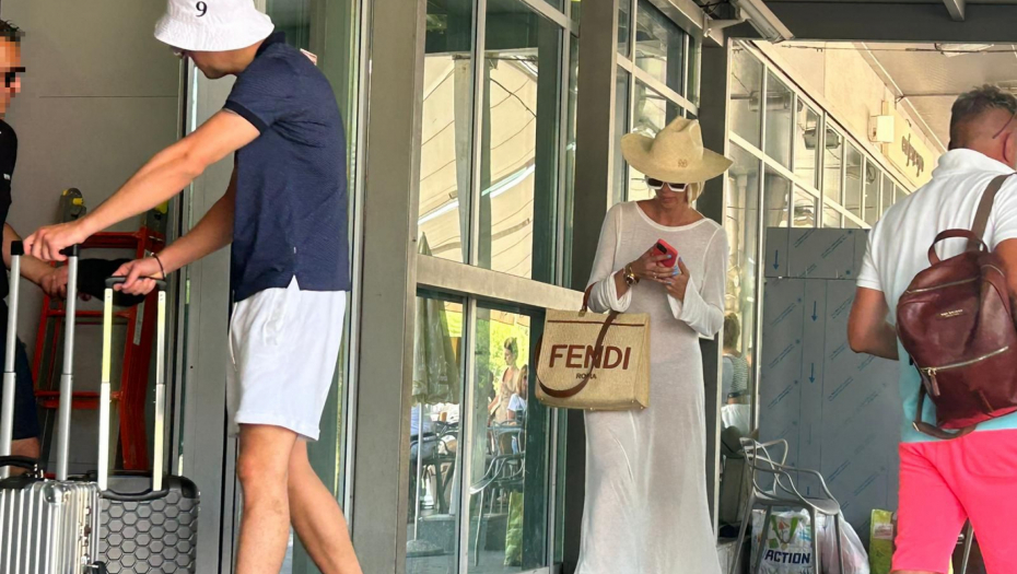 EVO KAKO SE KARLEUŠA PONAŠA NA AERODROMU U CRNOJ GORI! Ekskluzivni paparaco, mislila je da je niko neće fotkati dok radi ovo!