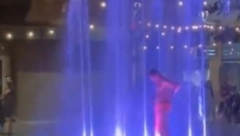 I NOĆU JE PAKLENO, A KRAGUJEVČANIN NA ORIGINALAN NAČIN REŠIO DA SE RASHLADI Razbesneo mnoge, izazvao rat na mrežama VIDEO