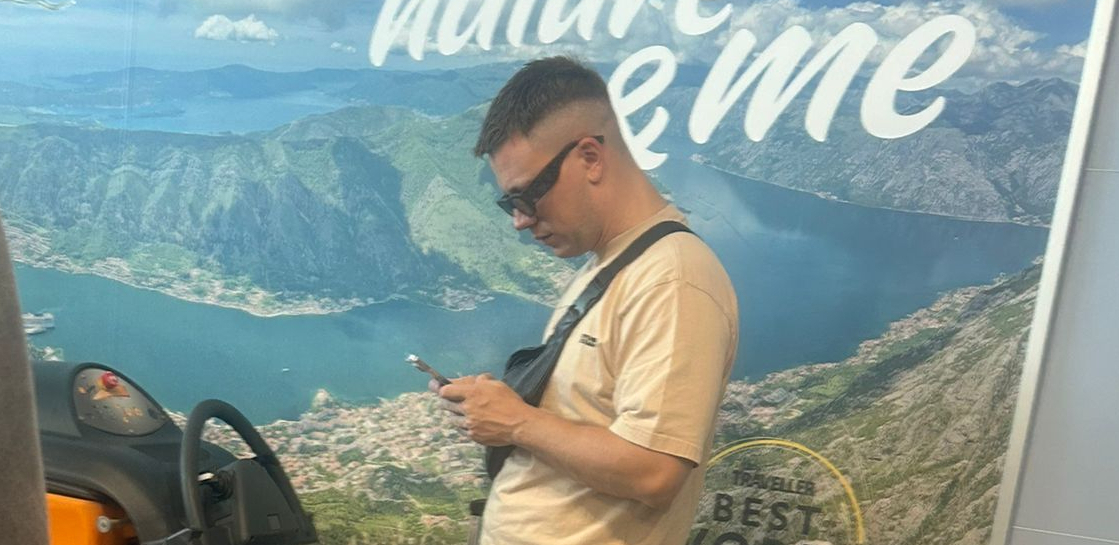 NAŠ PEVAČ POKUŠAO DA SE MASKIRA I IZBEGNE OBOŽAVAOCE! Ljudi na aerodromu ga prepoznali, a mnoge je iznenadio njegov potez